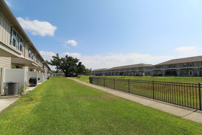 Building Photo - Spacious 3-Bed, 2.5-Bath Townhome Steps from Blue Wahoos Stadium & Palafox Street with Upgraded K...