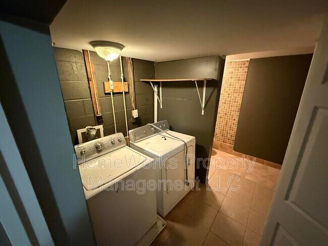 Building Photo - 554 West Ct