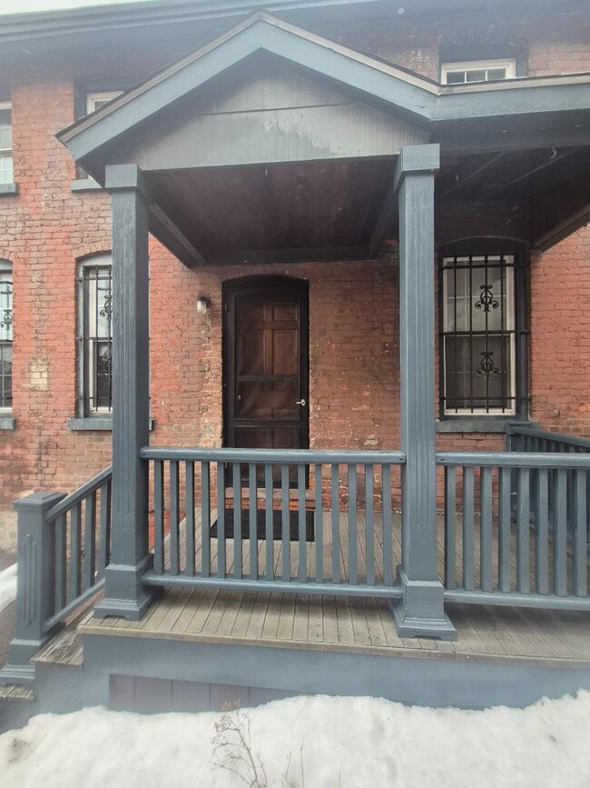 Building Photo - 166 Park St