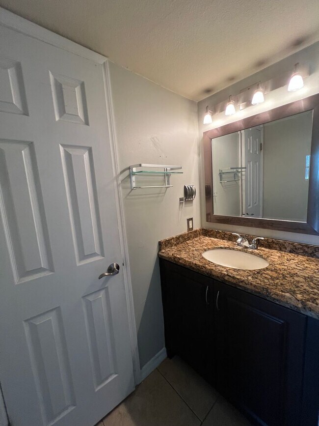 Building Photo - Updated 2 Bed/2 Bath Condo with Screened P...