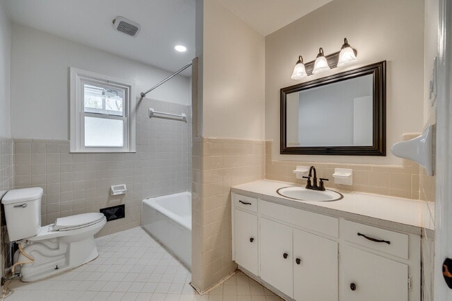 Building Photo - "Charming 3-Bedroom Home with pool in Rock Hill!"