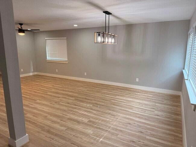 Building Photo - 10651 Cobblecreek Way