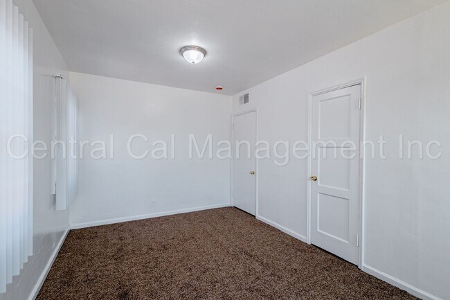 Building Photo - 3 Bedroom/2 Bath Home - $1695 per Month!