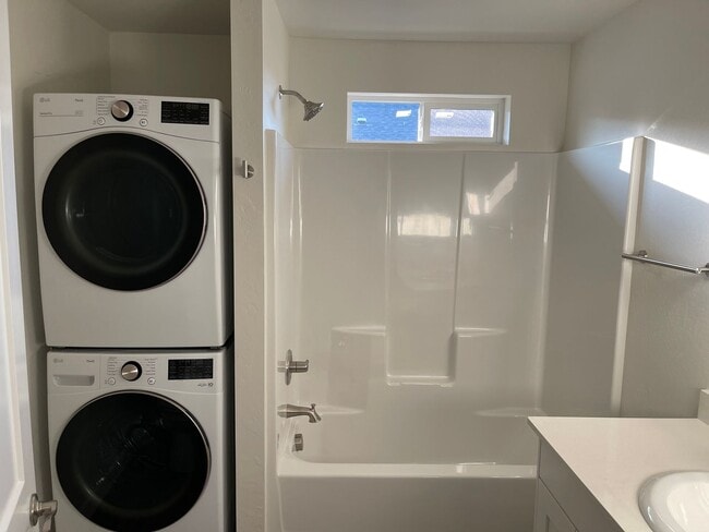 Building Photo - End Townhouse Unit in South Medford/Phoenix Area
