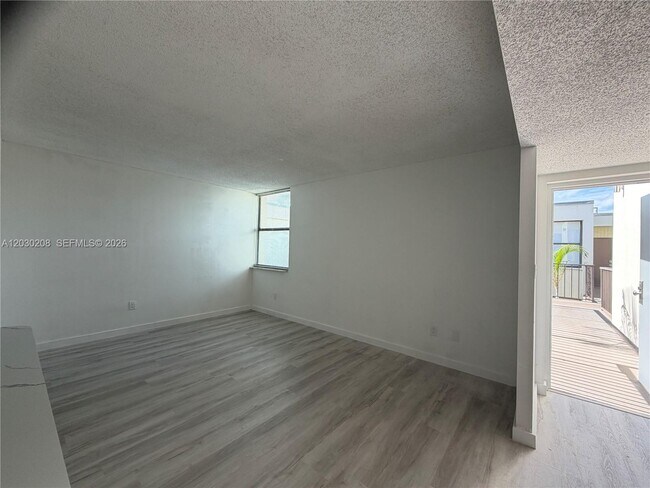 Building Photo - 20200 W Country Club Dr