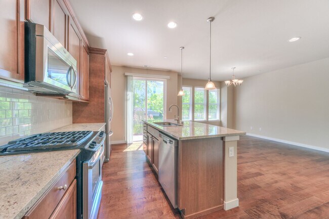 Building Photo - Spacious Brick and Wood Home in Issaquah