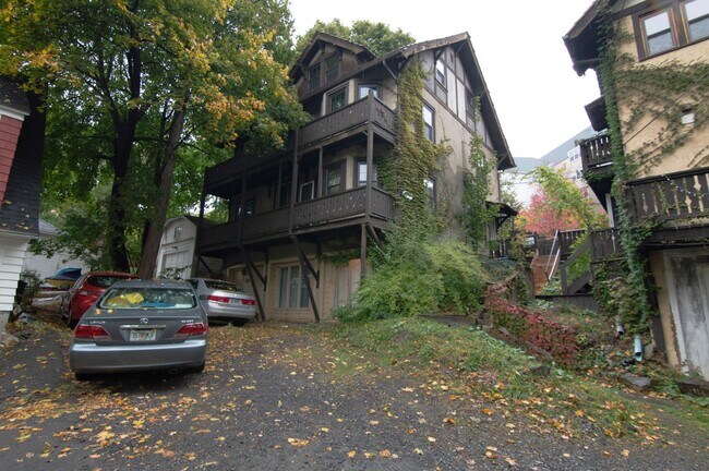 Building Photo - Room for Rent in 5 Bedroom House
