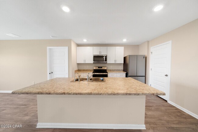 Building Photo - 5817 Viking Wy