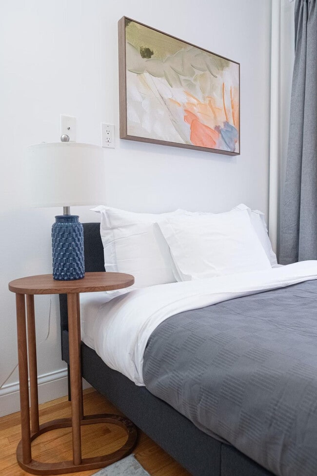 Building Photo - 302 E 104th St