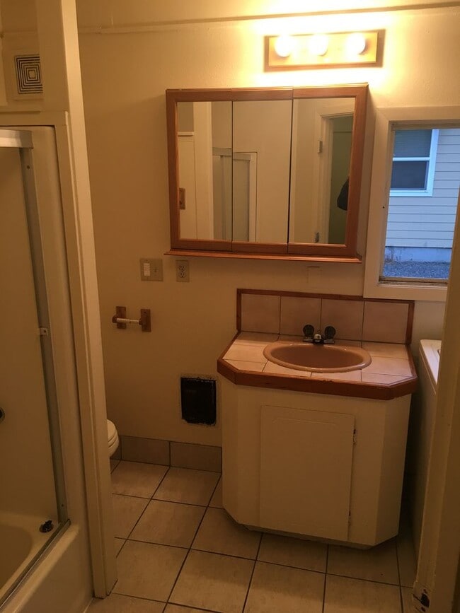 Building Photo - Campus House ~ 4 bedroom, 2 bath