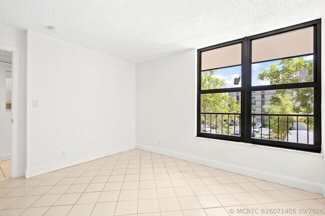 Building Photo - 8 Royal Palm Way