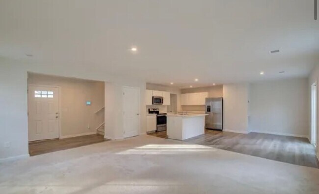 Building Photo - Spacious 4/2.5 Move In Ready Now