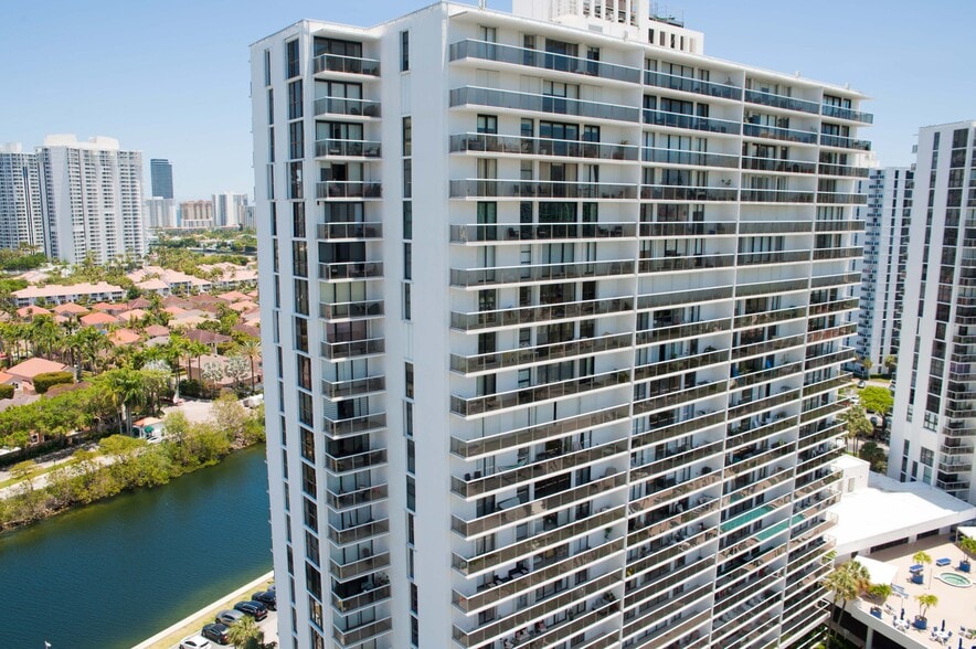 Building Photo - 3675 N Country Club Dr