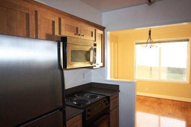 Building Photo - 5015 Palmetto Ave