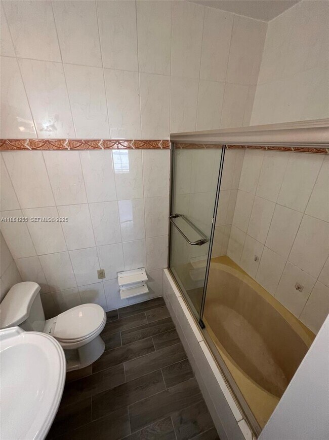 Building Photo - 695 NE 81st St