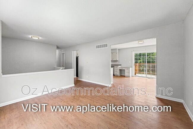 Building Photo - 1105 W Elm Terrace