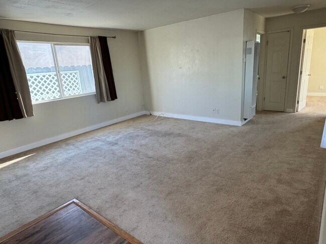 Building Photo - 10920 Apricot St