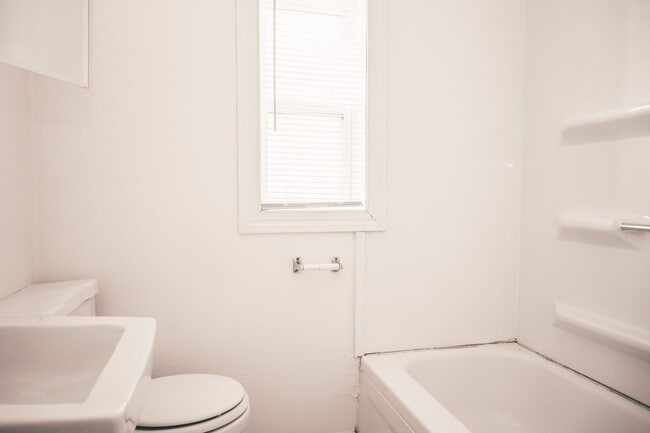 Building Photo - Bjerke Duplex