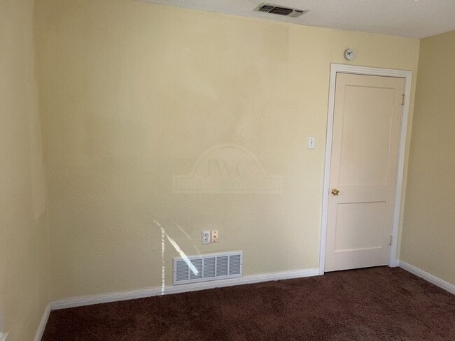 Building Photo - 515 W Kern Rd