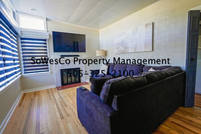 Building Photo - (FURNISHED) Charming Fully Furnished 2 Bedroom Home with Spacious Yard