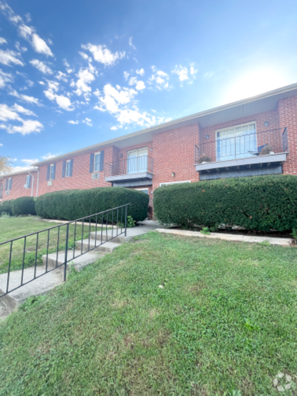 Building Photo - 640 W Brookdale St