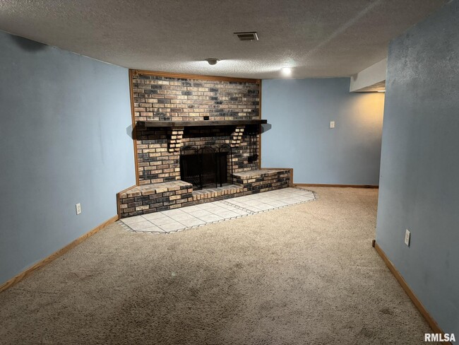 Building Photo - 413 30th Ave W
