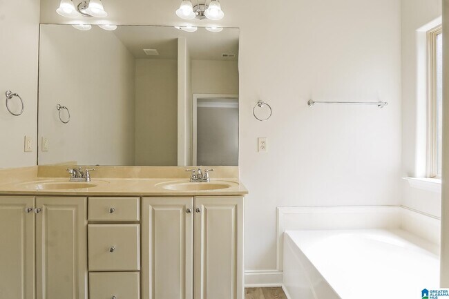 Building Photo - 108 Lorrin Ln