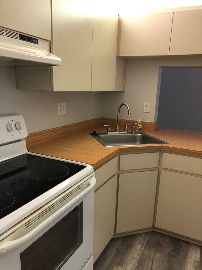 Building Photo - Pine Ridge at Tarpon Condo
