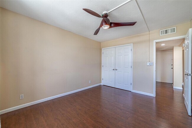 Building Photo - 1050 SE 15th St