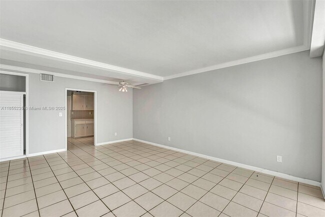 Building Photo - 1430 Brickell Bay Dr
