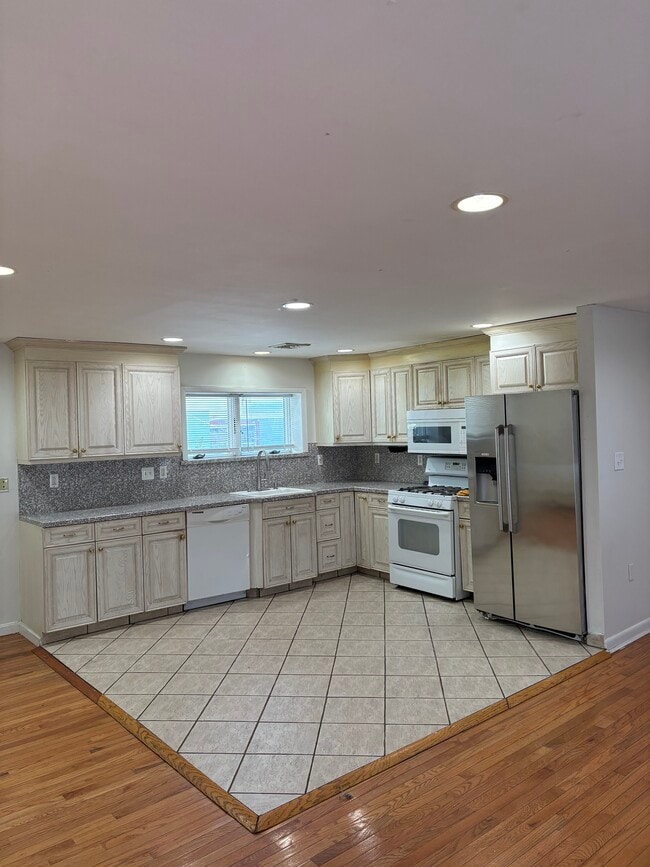 Building Photo - 32 Maiden Ln