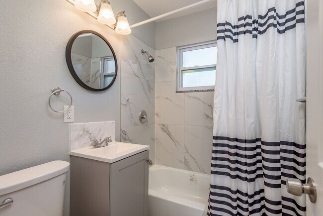 Building Photo - Renovated Home near the Beaches