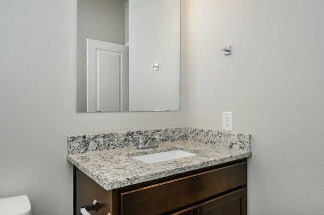 Building Photo - Bright & Cozy Townhome