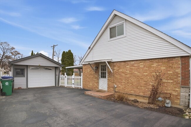 Building Photo - 8912 Windsor Ln