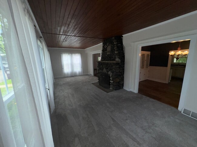Building Photo - Lovely 4 Bedroomin a Quaint and Quiet Neig...