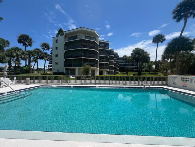 Building Photo - BEAUTIFUL and Renovated Riverfront Furnish...