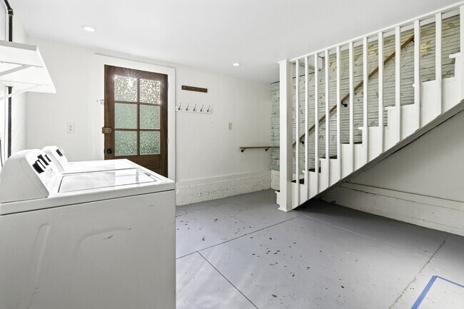 Building Photo - 165 Alix St