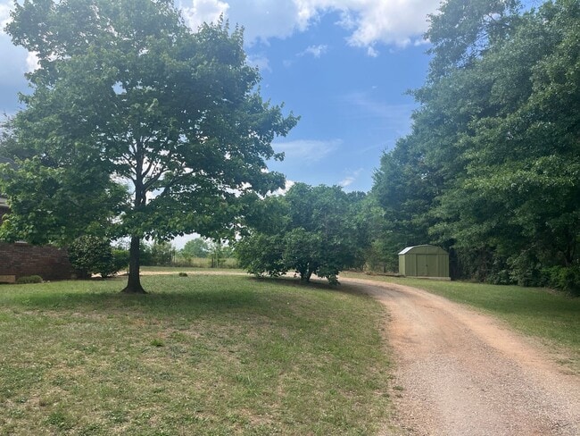Building Photo - Spacious Living Near UGA in Desirable Oconee County!