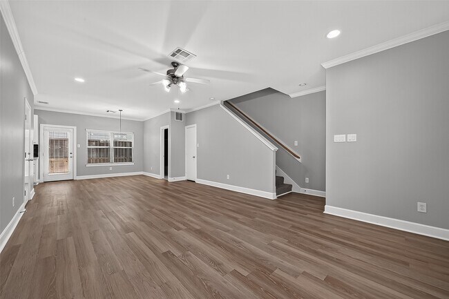 Building Photo - 5951 S Loop E