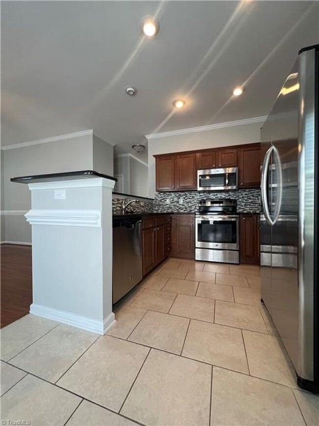 Building Photo - Fabulous 3BR 2.5BA Townhome with Community...