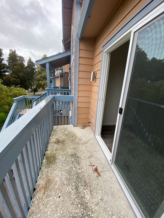 Building Photo - Gorgeous Condo W/ Dishwasher & In Unit W/D!