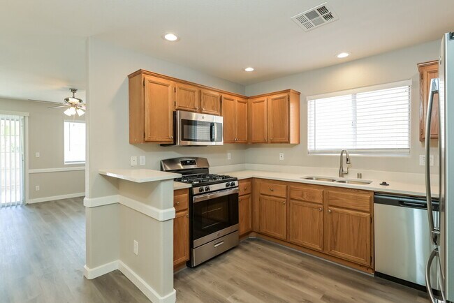 Building Photo - 5454 Dungaree St