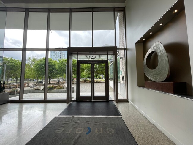 Building Photo - Incredible 1Bd/1Ba Fully Furnished Condo in the Pearl!!!! Corner Unit with Spectacular Views & Ga...