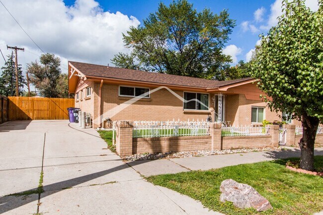 Building Photo - 1/2 Duplex with Central AC and Fenced Yard
