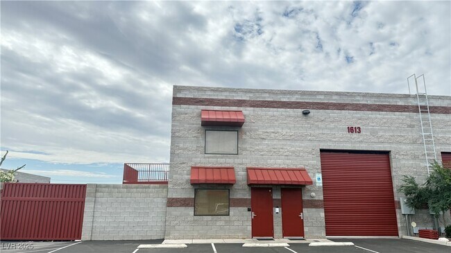 Building Photo - 1613 Carse Dr