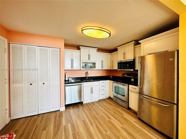 Building Photo - 1401 S Ocean Dr