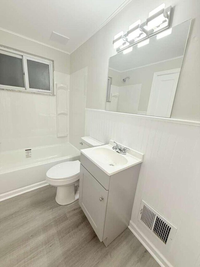 Building Photo - Spacious and beautifully updated 4-bedroom, 2-bath