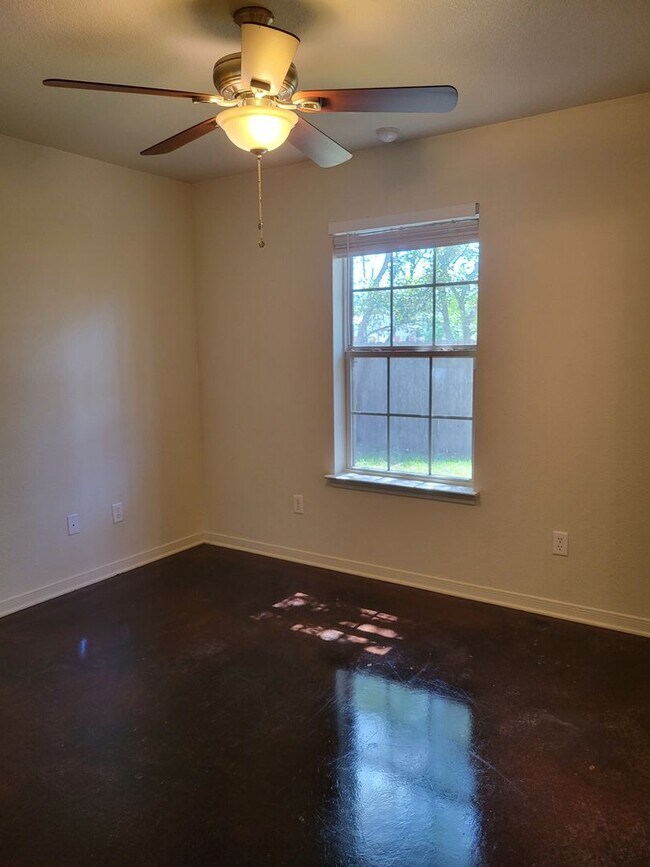 Building Photo - 1611 Libby Ln