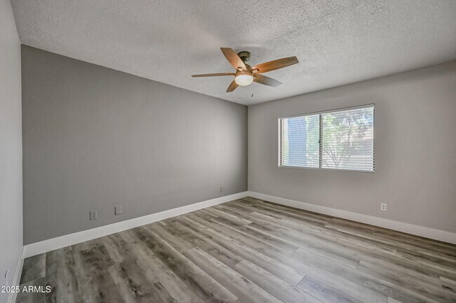 Building Photo - 2146 W Isabella Ave