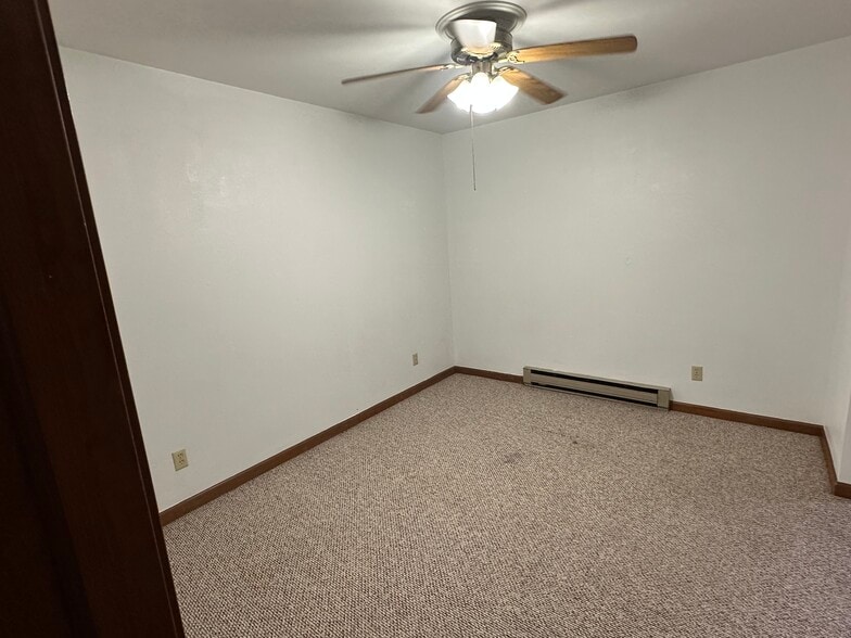 Building Photo - 1049 Lakeshore Dr